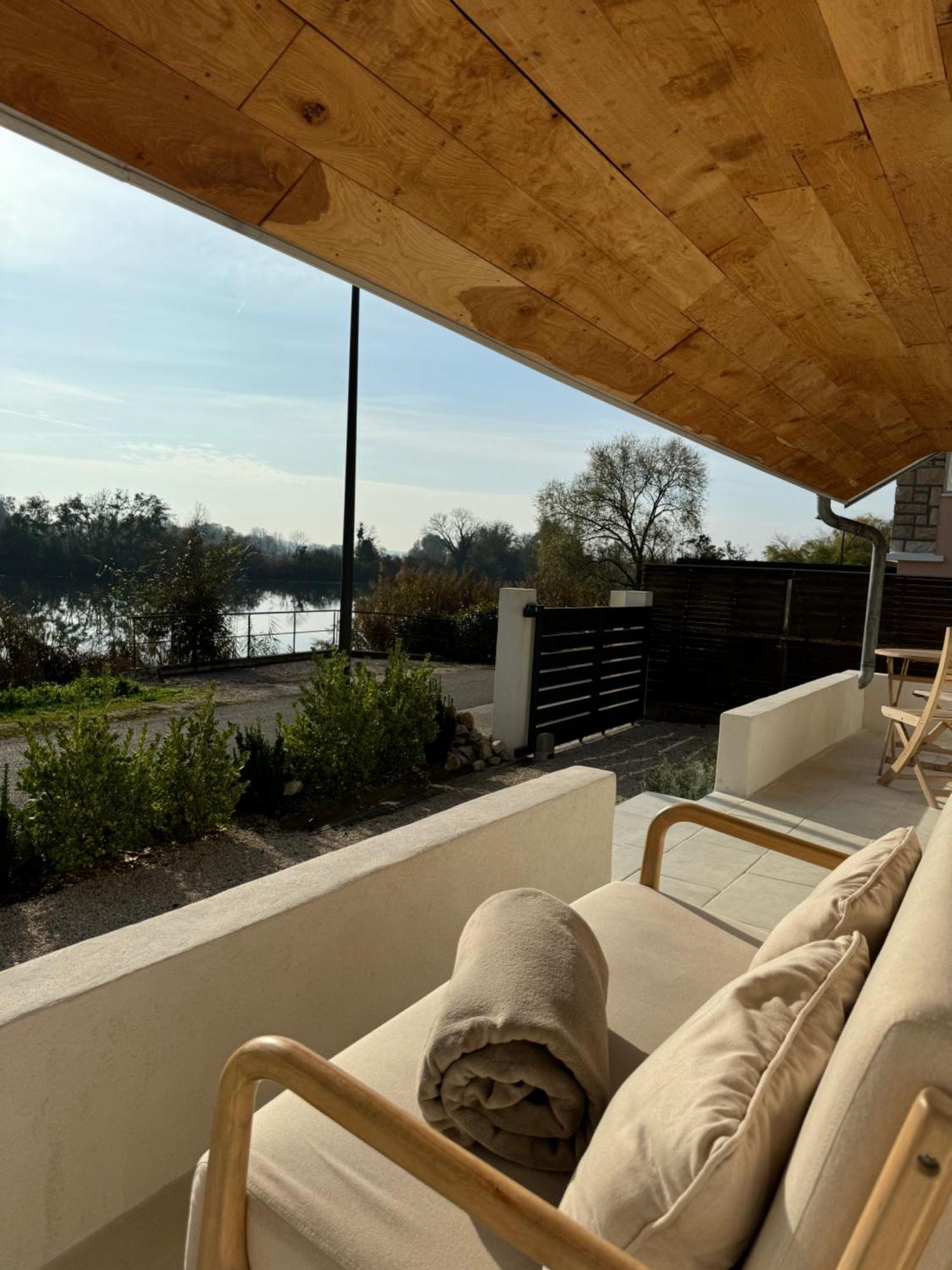 Maison Au Bord De L'eau Les Roches *