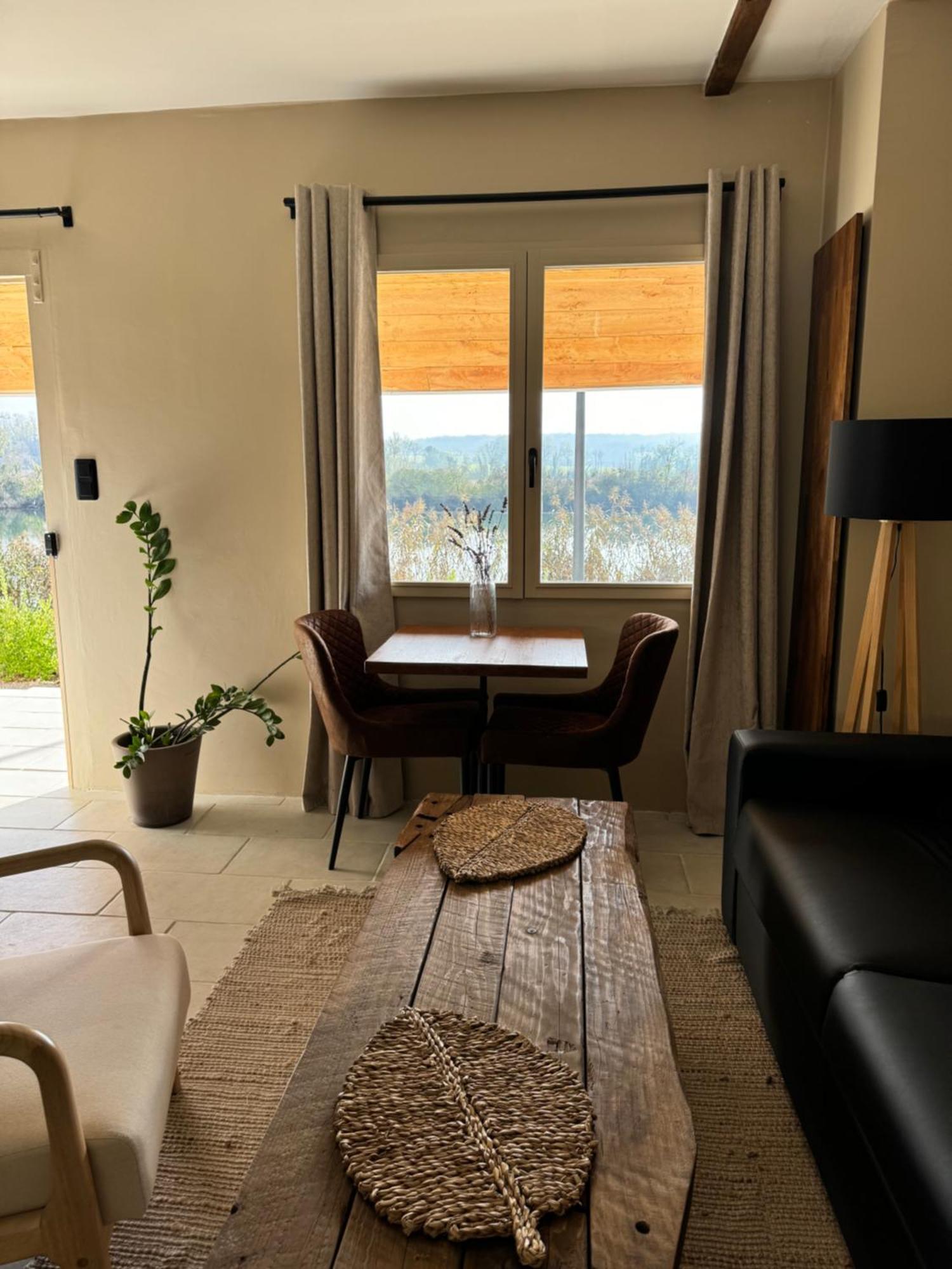 Maison Au Bord De L'eau Les Roches *